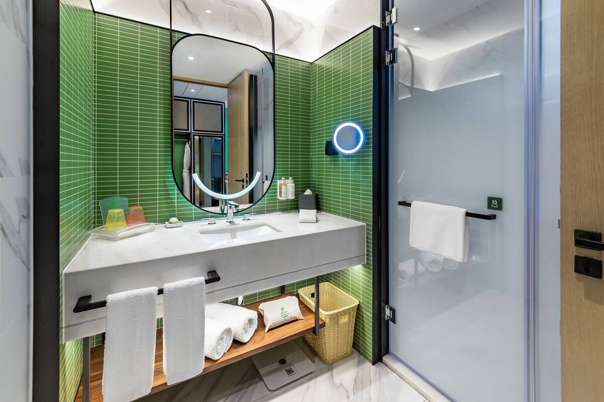 Rainfall showerhead, free toiletries, hair dryer, bathrobes