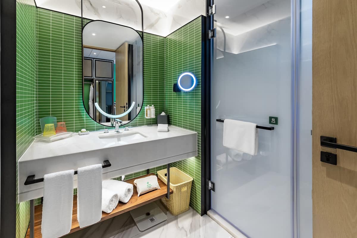 Regendusche, kostenlose Toilettenartikel, Haartrockner, Bademäntel