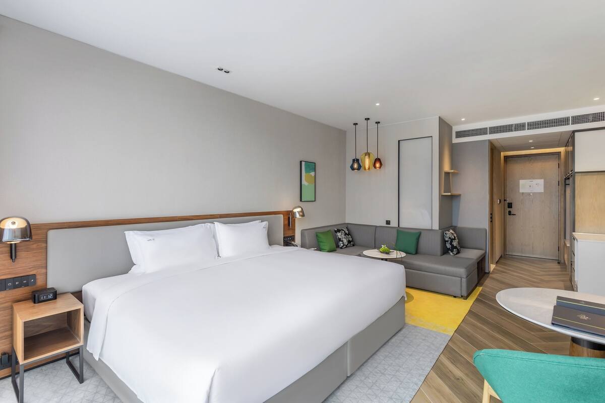 Down comforters, minibar, in-room safe, desk