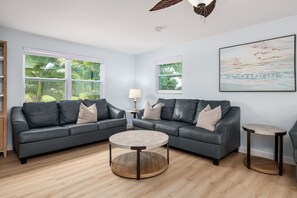 Smart TV - Waterfront Private Home-7 BR, 6 Full BA, Pool, 80' Dock, Parking, Screened Porch (Marathon)
