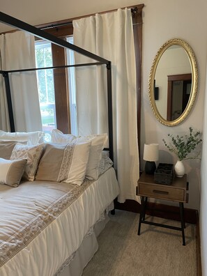 6 bedrooms, WiFi - Beautiful historic home in downtown Centralia, just 20 minutes from Columbia, MO (Centralia)