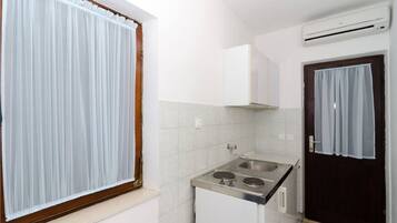 Frigorífico, placa de cocina y utensilios de cocina