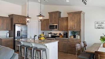 KĂŒhlschrank, Mikrowelle, Ofen, Herdplatte