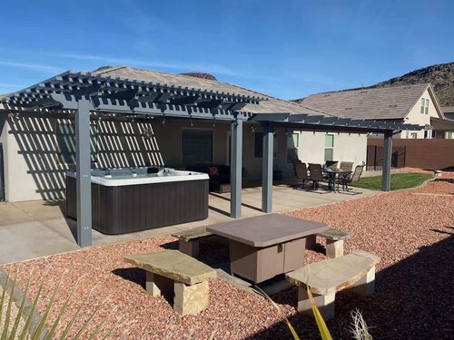 Stunning Oasis Home with Hot Tub 30 day rentals