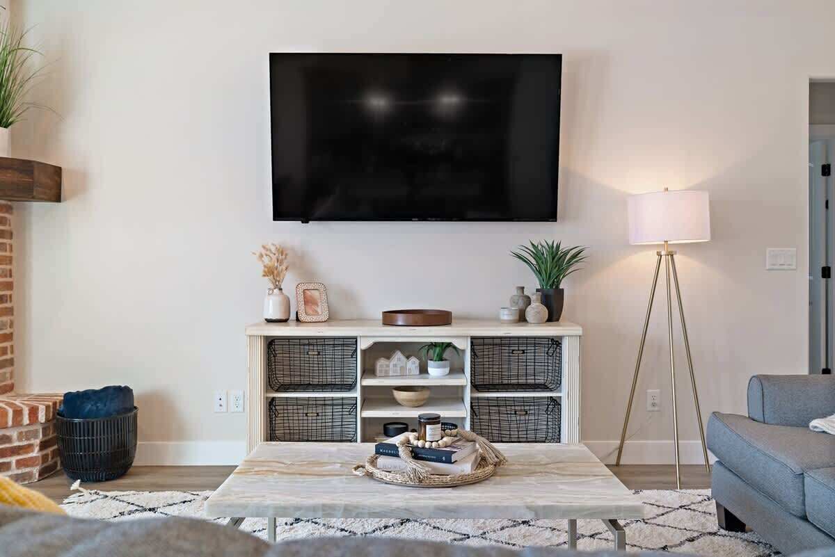 TV, peis, DVD-spiller og bordtennis