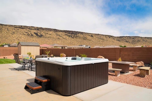 Stunning Oasis Home with Hot Tub 30 day rentals