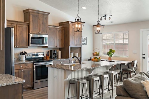 Stunning 5BR Oasis • Hot Tub • Casita • Hurricane