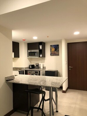 Fridge, microwave, oven, stovetop - Cozy studio Apartment near to San Jose Costa Rica airport (Heredia,)