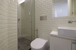 Douche, séchoir à cheveux, serviettes fournies