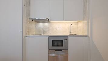 Refrigerador, microondas y utensilios de cocina