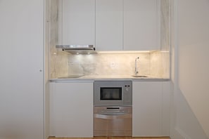 Refrigerador, microondas y utensilios de cocina