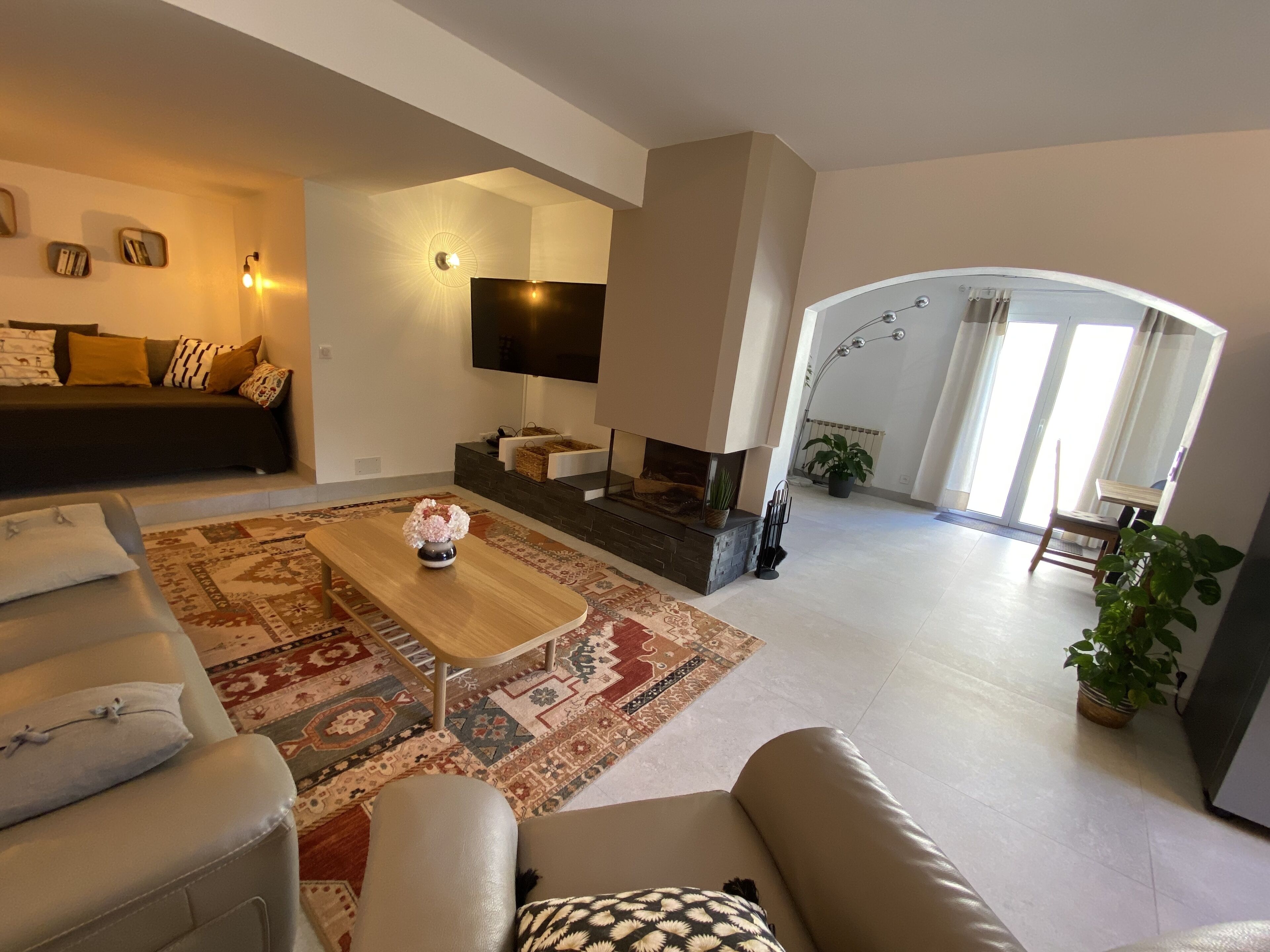 Télévision, cheminée, table de tennis de table, livres