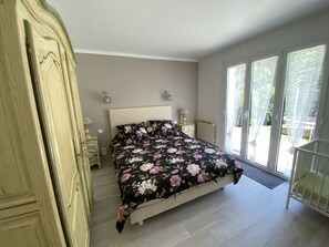 2 bedrooms, iron/ironing board, travel cot, free WiFi