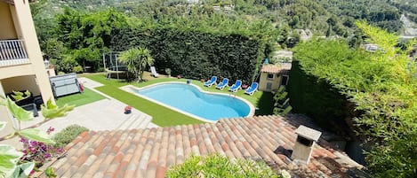 Una piscina al aire libre