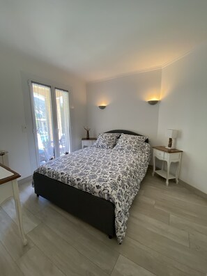 2 bedrooms, iron/ironing board, travel cot, free WiFi