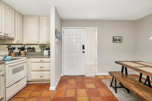 Fridge, microwave, oven, stovetop - Prime Location! Recently Remodeled! Great Pricing! (Saint Simons Island)