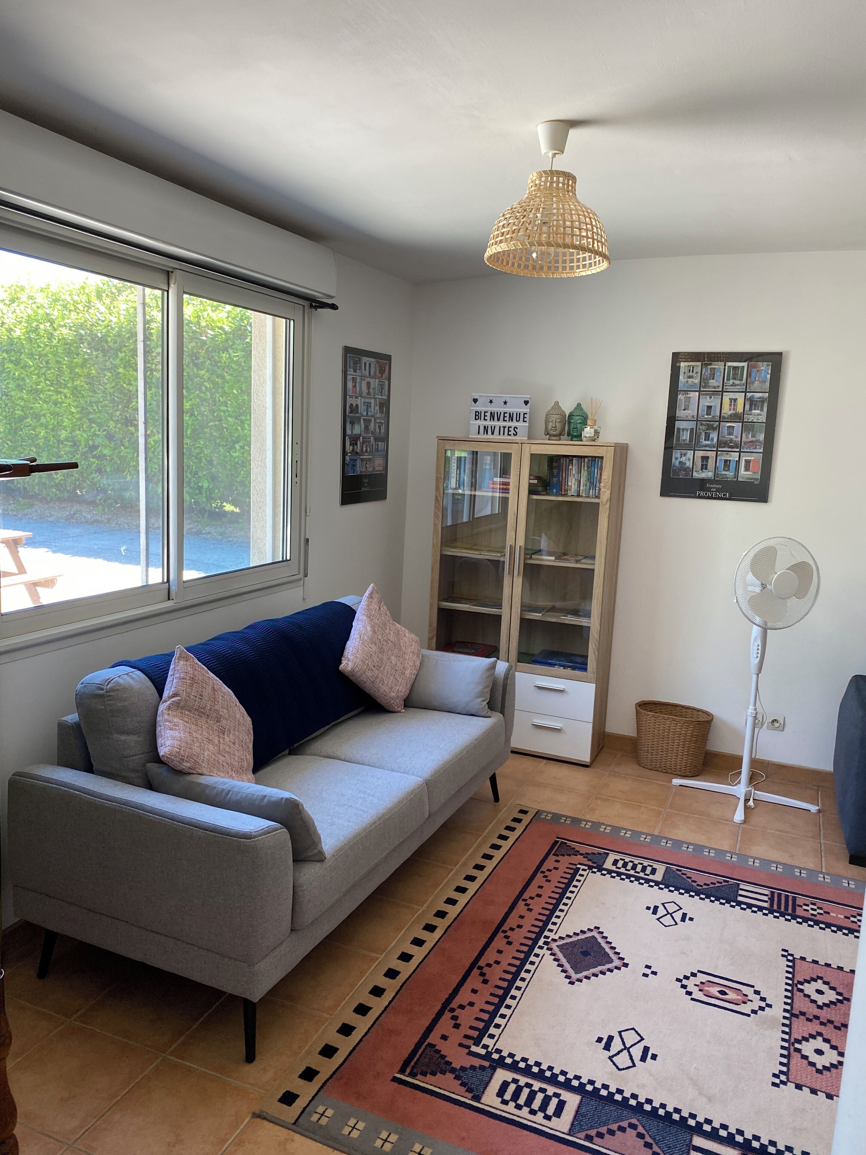 TV connectée, cheminée, lecteur de DVD, baby-foot