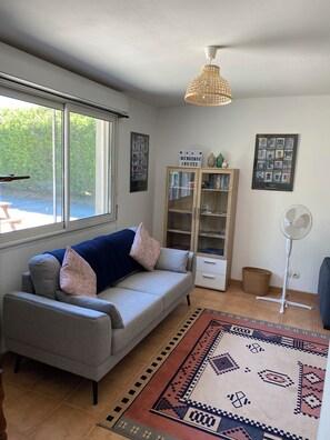 Een smart-tv, een open haard, een dvd-speler en tafelvoetbal