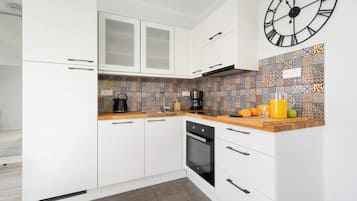 Fridge, oven, stovetop, dishwasher