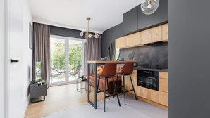 Una cocina moderna con comedor, ventanas amplias y vista a zonas verdes.