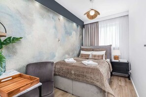 2 habitaciones, escritorio, tabla de planchar con plancha y wifi