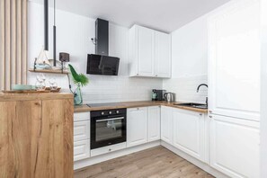 Réfrigérateur, un four, surface de cuisson, lave-vaisselle