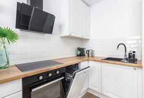 Fridge, oven, stovetop, dishwasher