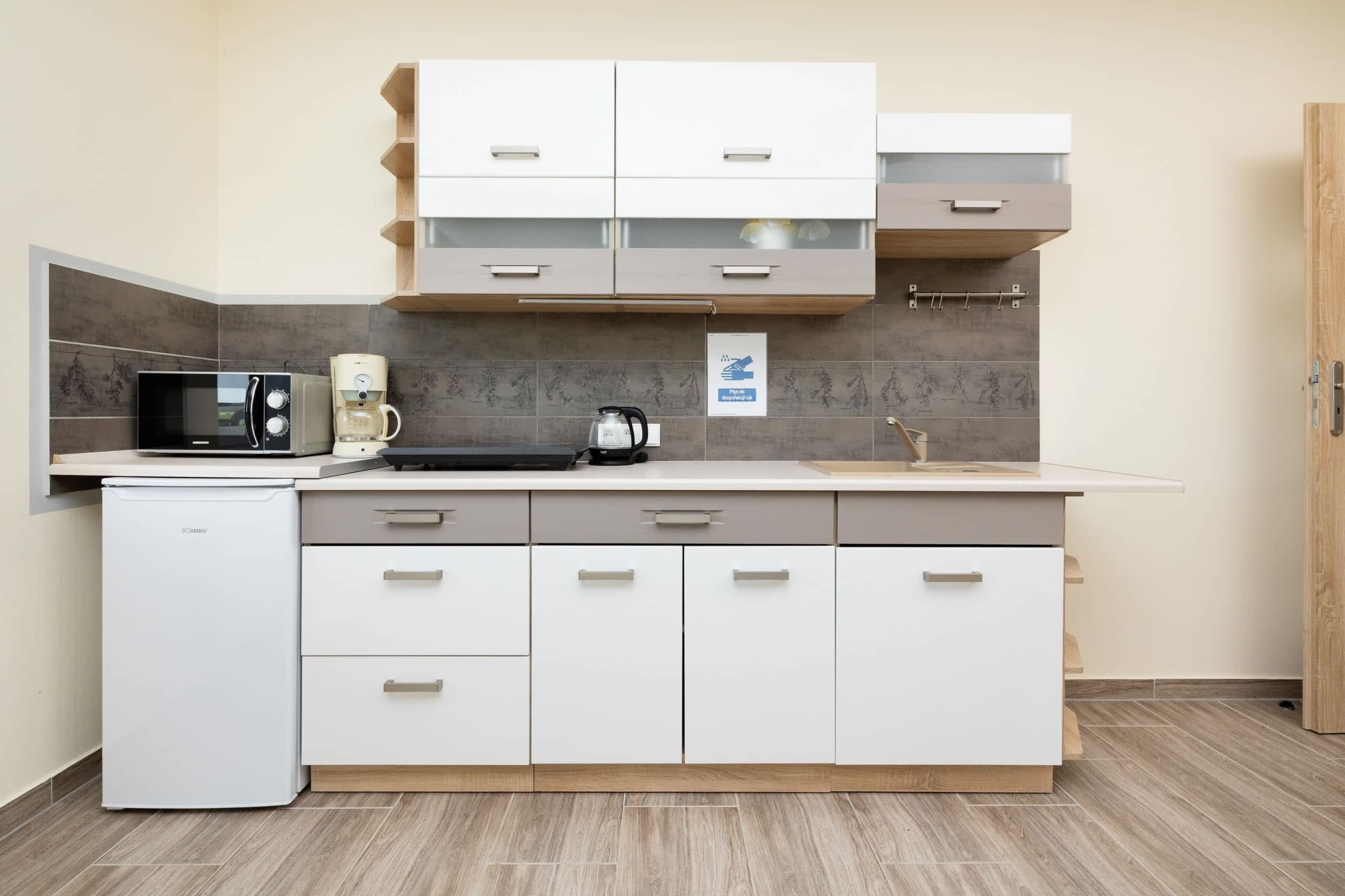 Wasserkocher mit Kaffee-/Teezubehör, Kühlschrank, Mikrowelle, Herdplatte