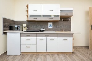 Wasserkocher mit Kaffee-/Teezubehör, Kühlschrank, Mikrowelle, Herdplatte