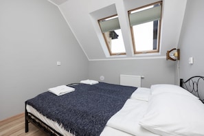 1 bedroom, iron/ironing board, WiFi, bed sheets - Forest Apartment with Balcony | 2.5 km from the beach (Wrzosowo)