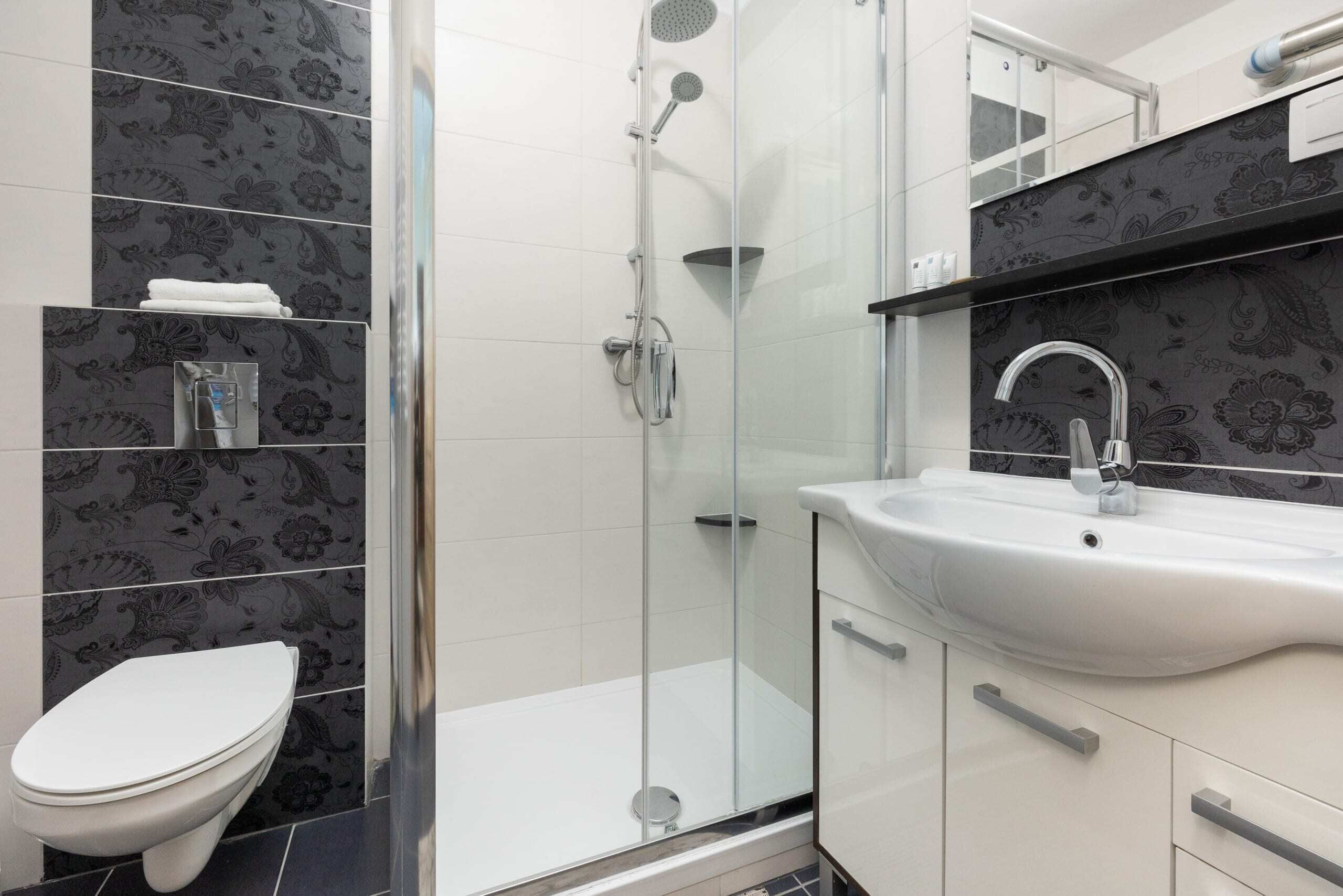 Dusche, Haartrockner, Handtücher, Shampoo