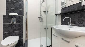 Dusche, Haartrockner, Handtücher, Shampoo