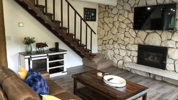 Smart-tv, een open haard, videospelletjes en boeken