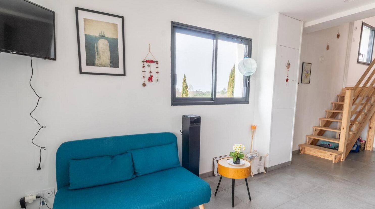 Televisio, kirjoja, musiikkikirjasto, stereot