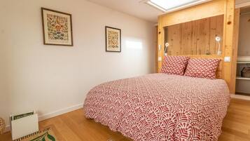 2 soverom, skrivebord, strykejern/-brett og wi-fi (inkludert)