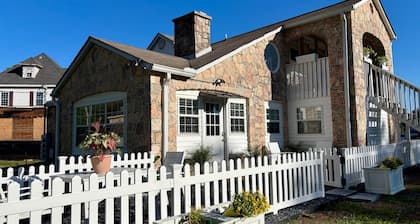 Woodward Villa A - Steps to Downtown Dahlonega