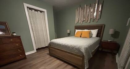 Woodward Villa A - Steps to Downtown Dahlonega