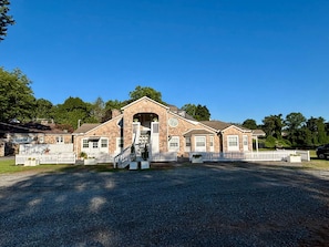 Exterior - Woodward Villa A - Steps to Downtown Dahlonega (Dahlonega)