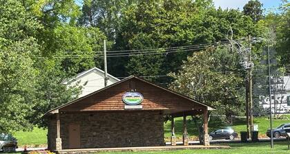 Woodward Villa - Unit A - 6 min walk (0.8mi) to town center