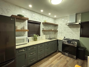 Geladeira, micro-ondas, fogão, cooktop