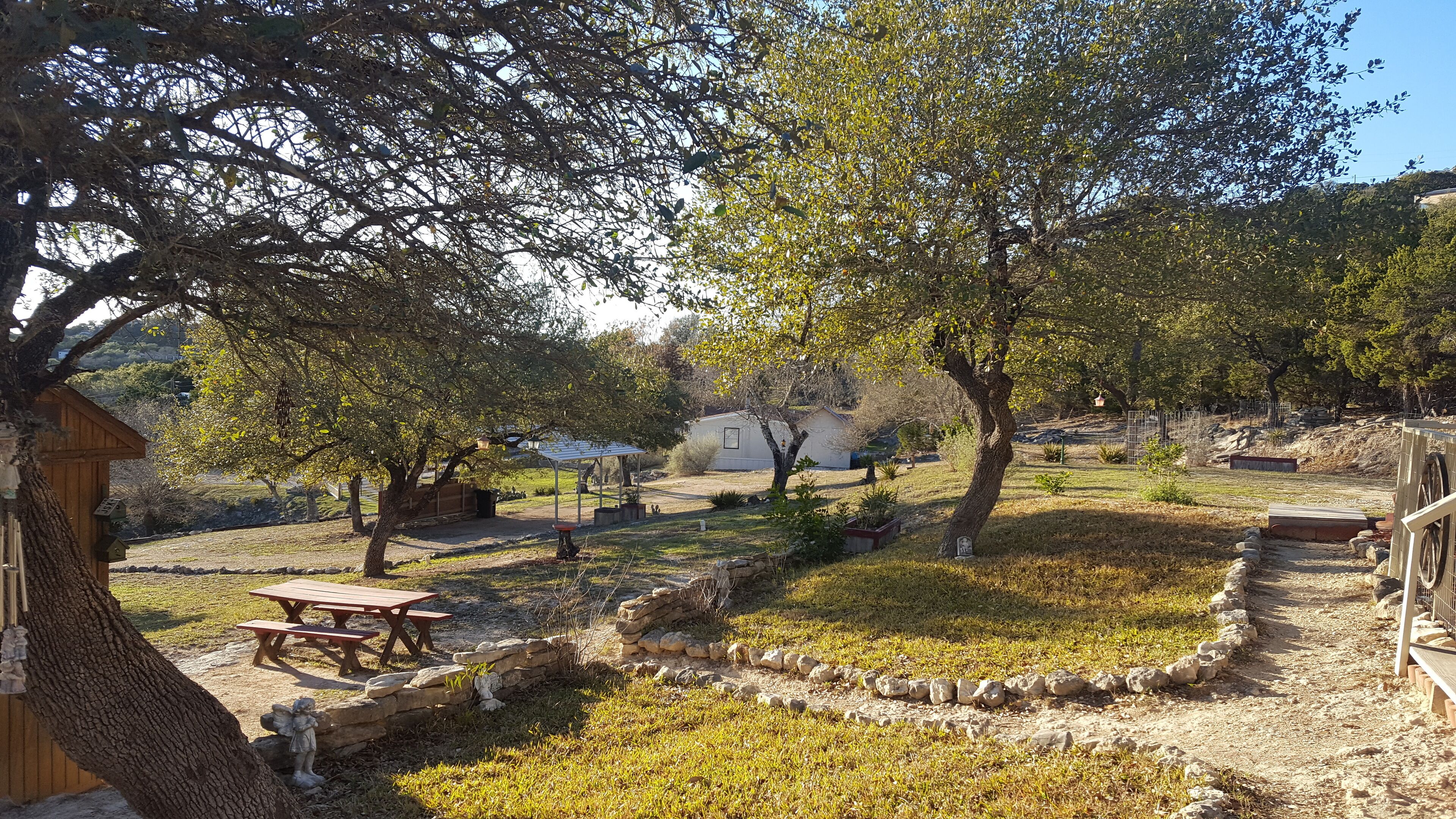 Hilltop hideaway minutes away from lake, river, & WW Amphitheater- Pet Friendly!