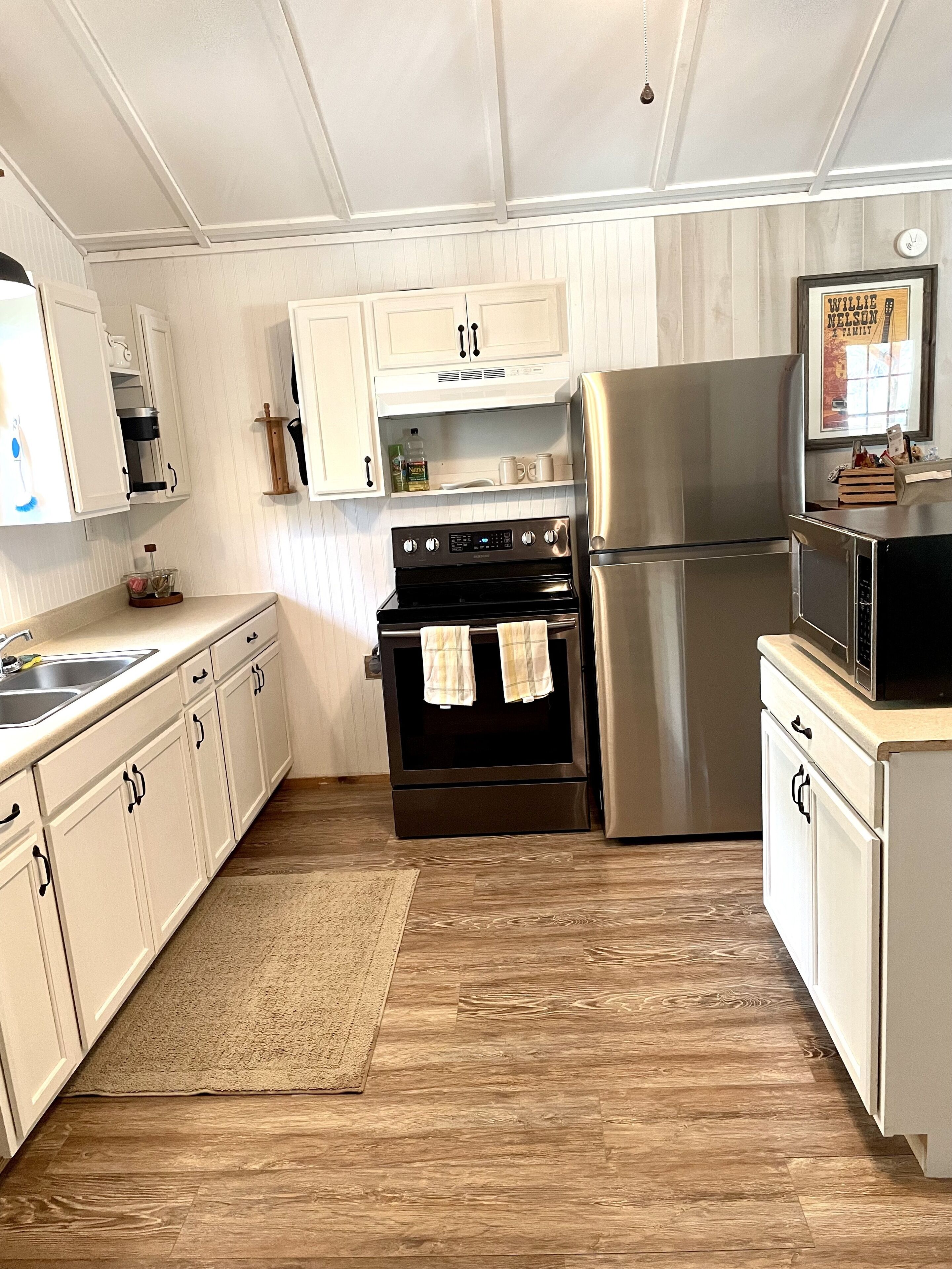 Hilltop hideaway minutes away from lake, river, & WW Amphitheater- Pet Friendly!