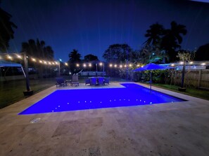 Una piscina al aire libre, una piscina climatizada