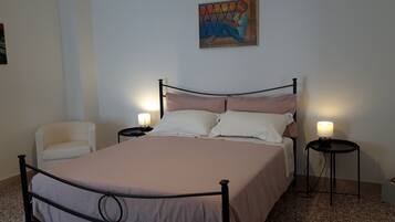 3 bedrooms, iron/ironing board, WiFi (free), bed sheets
