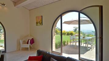 Una televisión, una chimenea, un reproductor de DVD