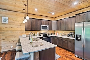 Fridge, microwave, oven, stovetop - NEWLY BUILT Amazing View Chalet•Perfect Location (Gatlinburg)