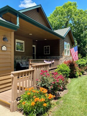 Exterior - Nestled by the 7th green, large deck areas. Movie theatre for inside or out. (Camdenton)
