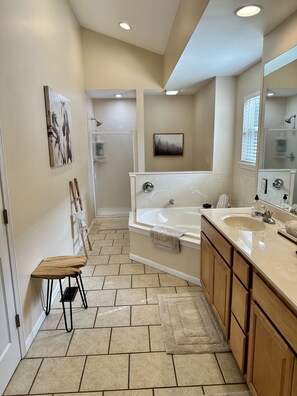 Combined shower/bathtub, hair dryer, towels, soap