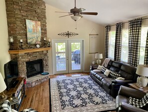 Smart TV, video games, books - Nestled by the 7th green, large deck areas. Movie theatre for inside or out. (Camdenton)