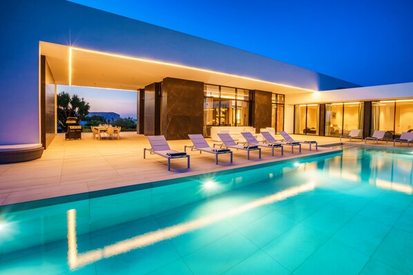 Outdoor pool, a heated pool